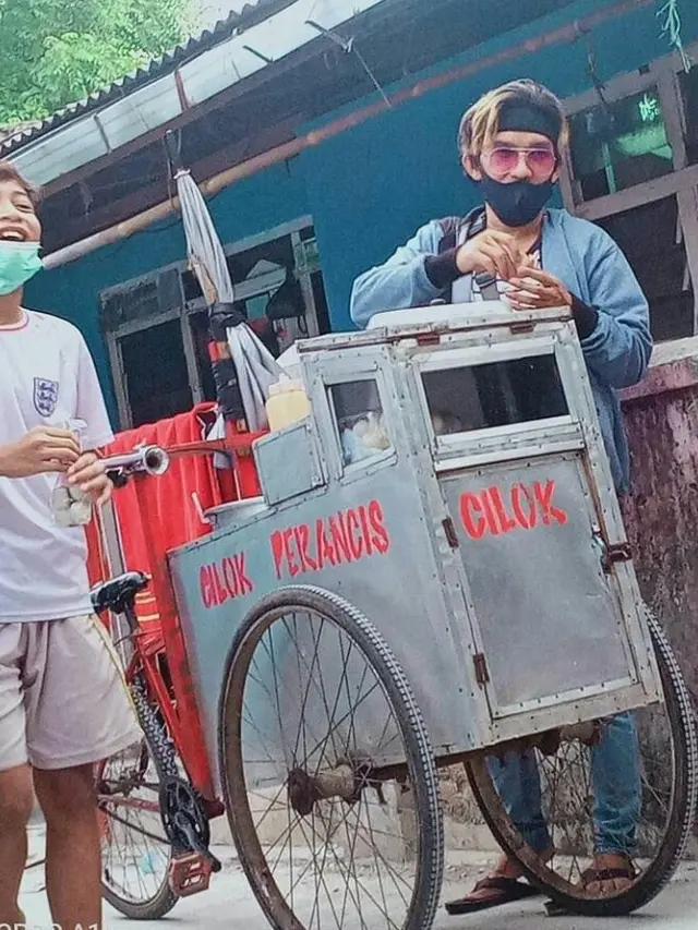 6 Outfit Kekinian Penjual Ini Penuh Totalitas, Bikin Salut
