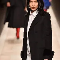 “Eid Mubarak. Tuhan memberkati dan berikan kedamaian untukmu semua teman-temanku dan keluargaku. Saudara Palestinaku!!! Aku cinta dan rindu kamu! Di rumah Teta kita di Virginia berdekatan dengan tempat lahirku di D.C,” tulisnya. (AFP/Bintang.com)