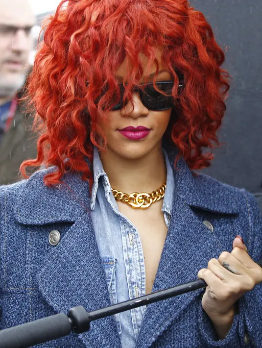 Lipstik warna ‘fuchsia’ yang kontras dengan rambut merah Rihanna menjadi nilai tambah tersendiri bagi penampilan unik Rihanna. (Bintang/EPA)