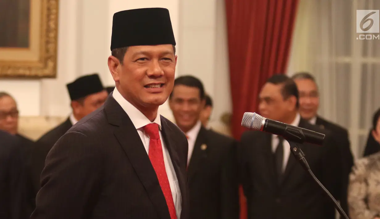 Letjen Doni Monardo mengikuti pelantikan Kepala Badan Nasional Penanggulangan Bencana (BNPB) di Istana Negara, Rabu (9/1). Doni Monardo dilantik oleh Presiden Joko Widodo menggantikan Kepala BNPB sebelumnya, Willem Rampangilei. (Liputan6.com/Angga Yuniar)