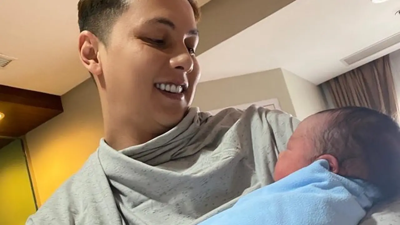 Andhika Pratama mengunggah foto persalinan anak kelima Ussy Sulistiawaty (https://www.instagram.com/p/CElXAmCA_Dd/)