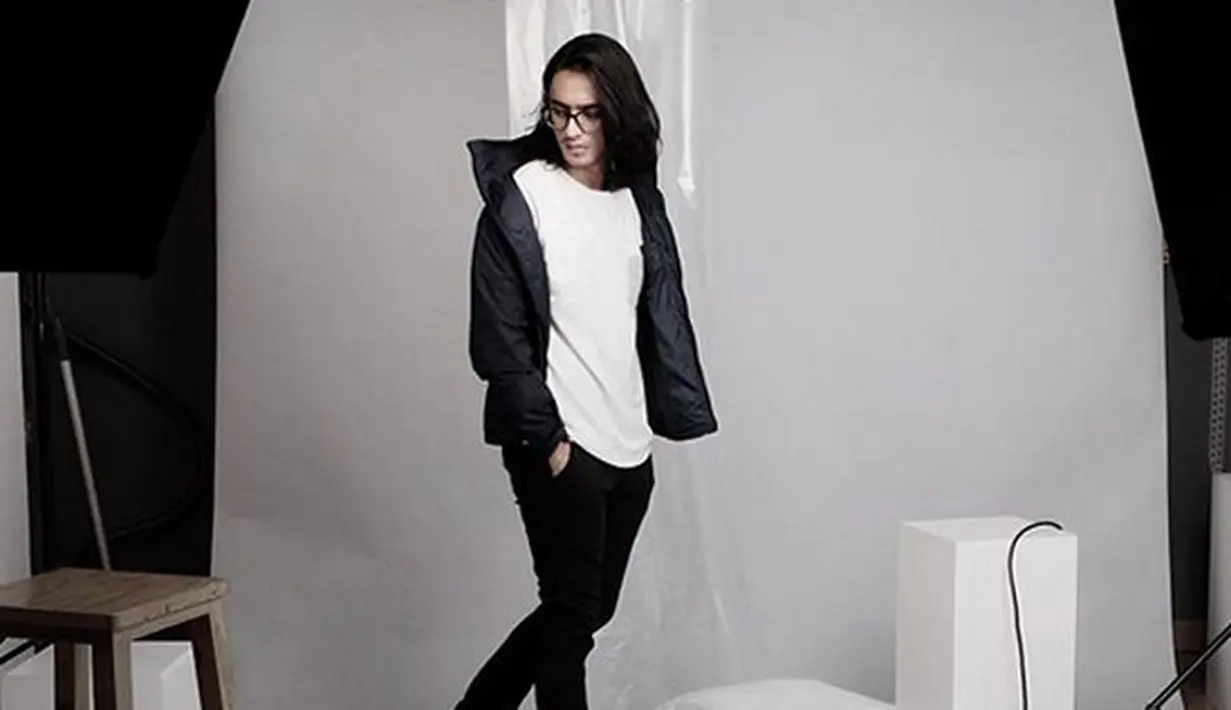 Siapa tak kenal sosok Omar Daniel? Pria tampan, berkulit putih dan berambut gondrong ini merupakan idola para wanita. Mengingat gaya Omar yang selalu tampil trendi saat berbusana. (Instagram/omardaniel_)