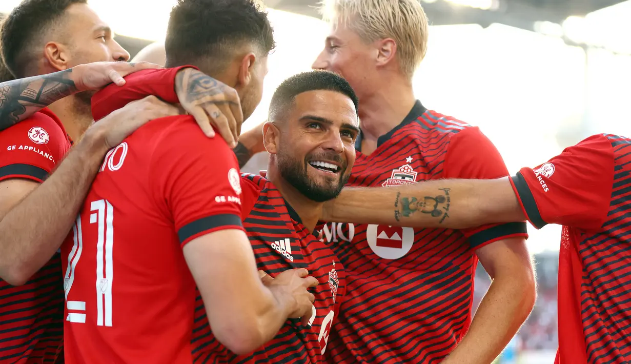 Lorenzo Insigne. Sayap kiri Italia berusia 31 tahun yang merupakan produk asli Napoli ini akhirnya harus mengahiri kebersamaan dengan satu-satunya klub yang dibelanya selama merumput di Serie A Liga Italia. Selama total 11 musim, ia mampu mencetak 122 gol dari total 434 laga di semua ajang bersama Napoli. Bersama klub barunya Toronto FC di MLS, ia langsung tampil tajam dengan mencetak 6 gol dari 10 laga. (AFP/Getty Images/Vaughn Ridley)