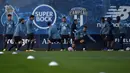 Para pemain Porto mengikuti sesi latihan di markas klub di Olival, Vila Nova de Gaia, Senin (30/11/2020) waktu setempat. Porto akan menghadapi Manchester City pada matchday ke-5 Grup C Liga Champions 2020/21, Selasa (1/12/2020). (AFP/Miguel Riopa)