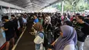 <p>Penukaran tiket dilakukan mulai hari Jumat (16/6/), khusus untuk kategori tiga, hingga Minggu (18/6). (Liputan6.com/Johan Tallo)</p>
