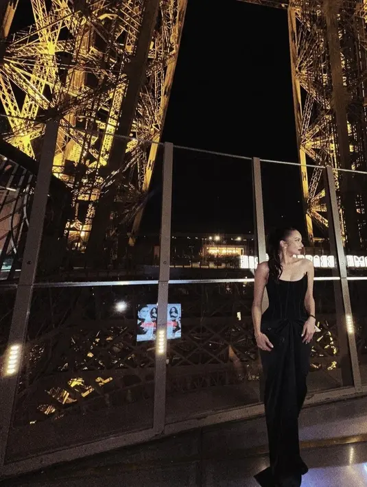 Enzy Storia tampil elegan dengan long dress hitam. Bagian rambut, dia memilih untuk ponytail. Untuk makeup, Enzy Storia tampil dengan warna bold [instagtam/enzystoria]