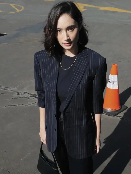 Pilihan warna klasik dengan motif garis akan menghadirkan kesan penuh gaya yang bisa digunakan dengan ragam inspirasi menjanjikan.  [Foto: Tatjana Saphira/ Instagram].