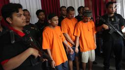 Sejumlah pelaku dihadirkan polisi saat pemusnahan bukti narkoba berupa ganja dan sabu di halaman Polres Jakarta Utara, Senin (19/2). (Liputan6.com/Arya Manggala)