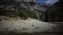 Orang-orang mandi di tepi pengeringan Verdon Gorge, Prancis selatan (9/8/2022). Secara keseluruhan, bagian selatan Prancis memperkirakan suhu siang hari hingga 40 derajat Celcius hingga tidak akan turun pada malam hari di bawah 20 derajat celcius. (AP Photo/Daniel Cole)