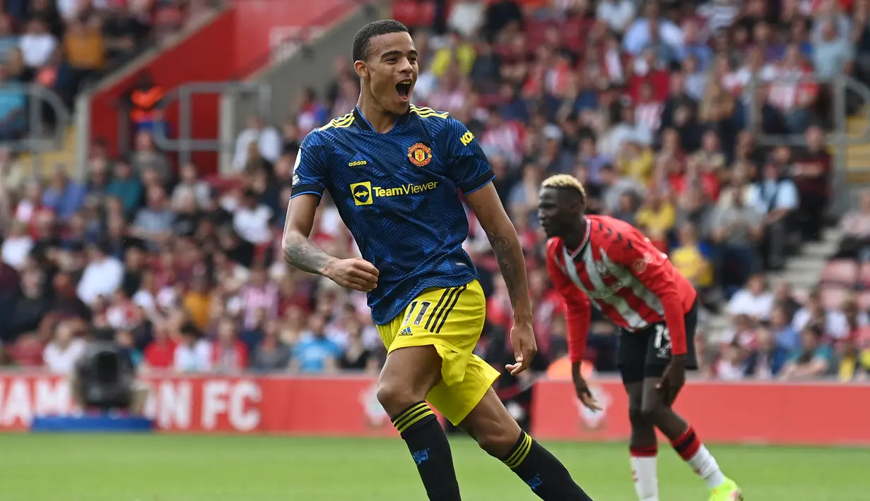 Manchester United akhirnya berhasil menyamakan skor 1-1 melalui Mason Greenwood pada menit ke-55. Sepakan datarnya usai menerima umpan dari Paul Pogba gagal diantisipasi kiper Southampton, Alex McCarthy. (Foto: AFP/Glyn Kirk)