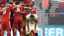 Pemain Sevilla, Nemanja Gudelj, tertunduk usai dikalahkan Bayern Munchen pada pertandingan Piala Super Eropa di Puskas Arena, Budapest, Jumat (25/9/2020) dini hari WIB. Sevilla kalah 1-2 oleh Bayern Munchen. (AFP/Attila Kisbenedek/pool)