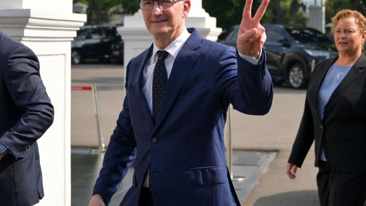 CEO Apple, Tim Cook mengacungkan dua jarinya saat tiba untuk bertemu dengan Presiden Joko Widodo atau Jokowi di Istana Negara, Jakarta, Rabu (17/4/2024). Kedatangan Tim Cook menemui Presiden Jokowi bertujuan untuk membahas investasi. Foto: Bay Ismoyo/AFP