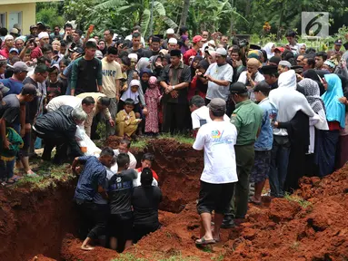 Suasana pemakaman korban kecelakaan Tanjakan Emen di Tempat Pemakaman Umum (TPU) Legoso, Tangerang Selatan, Banten, Minggu (11/2). Pemakaman dilakukan secara massal. (Liputan6.com/JohanTallo)