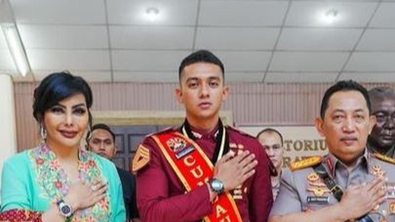Saat itu, Khalifah nampak diapit sang ayah dan ibu di sisi kanan. Sementara Kapolri di sisi kiri. <br>