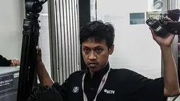 Petugas memeriksa tamu menggunakan metal detaktor saat memasuki Gedung MK, Jakarta, Selasa (18/6/2019). Dalam sidang hari ini, para pihak nantinya akan memberikan jawaban dari permohonan pemohon yang dilayangkan Tim Hukum Prabowo-Sandiaga . (Liputan6.com/Faizal Fanani)