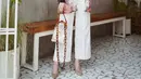 Untuk outfit semi formal, padukan wrap cardigan bernuansa etnik dengan kulot putih dan heels. (Instagram/emyaghnia).