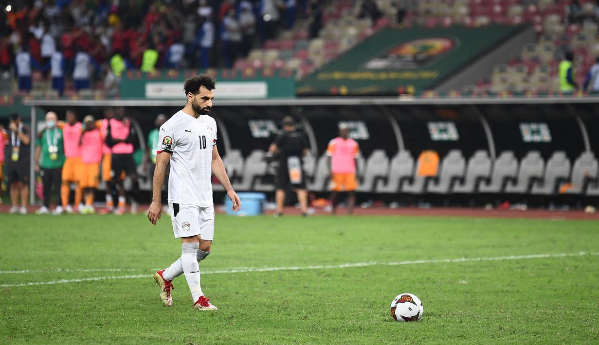 Laga dilanjutkan ke babak adu penalti. Pantai Gading tertinggal satu angka di tendangan ketiga, yaitu saat eksekusi Eric Bailly mampu dibaca. Hal tersebut membuat Mesir menunjuk Mohammed Salah sebagai algojo penentu. (AFP/Charly Triballeau)