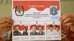 KPUD DKI Jakarta menunjukkan surat suara pemilihan gubernur dan wakil gubernur DKI Jakarta, Rabu (11/1).  KPUD DKI memastikan ketiga pasangan Cagub dan Cawagub DKI akan mengikuti kampanye debat terbuka yang pertama. (Liputan6.com/Immanuel Antonius)