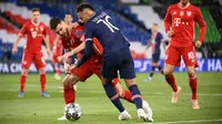 Penyerang PSG, Neymar berebut bola dengan bek Bayern Munchen, Lucas Hernandez pada pertandingan leg kedua perempat final Liga Champions di Parc des Princes stadium, Paris, Selasa (14/4/2021). PSG sukses melaju ke semifinal berkat kemenangan 3-2 di kandang Munchen. (AFP/Franck Fife)