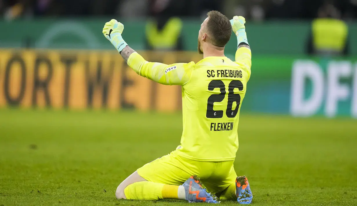 <p>Lucas Holer maju sebagai eksekutor. Holer sukses menaklukkan Sommer untuk membawa Freiburg berbalik unggul 2-1. (AP Photo/Matthias Schrader)</p>