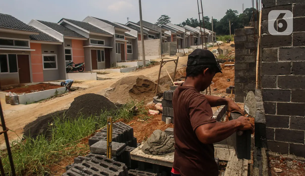 Aktivitas pekerja rumah subsidi di Ciseeng, Kabupaten Bogor, Jawa Barat, Rabu (16/2/2022). PT BTN (Persero) TBK terus berupaya memenuhi kebutuhan hunian layak terutama bagi masyarakat berpenghasilan rendah guna mempercepat sektor perumahan mendukung ekonomi berkelanjutan. (Liputan6.com/Johan Tallo)