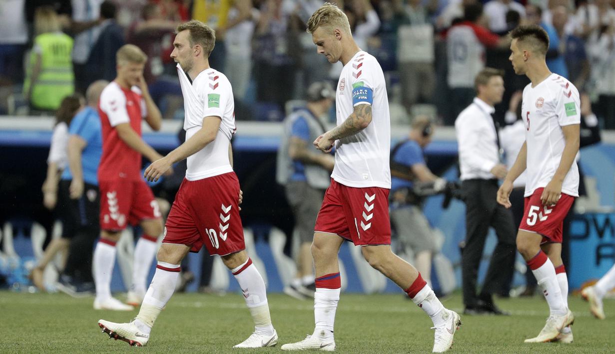 Para pemain Denmark tertunduk sedih setelah kalah dari Kroasia pada laga 16 besar Piala Dunia 2018 di Nizhny Novgorod Stadium, Rusia, (1/7/2018). Kroasia menang 3-2 lewat adu penalti. (AP/Gregorio Borgia)