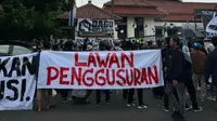 Warga kampung yang tergabung dalam Forum Dago Elos Melawan menggeruduk kantor Pengadilan Negeri (PN) Bandung, Selasa siang, 20 Februari 2024.