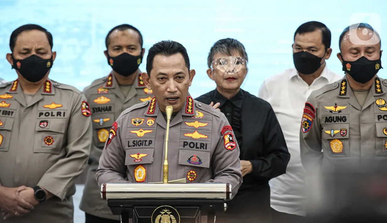Kapolri Jenderal Listyo Sigit Prabowo bersama jajaran terkait menyampaikan konferensi pers di Gedung Rupatama Mabes Polri, Jakarta, Selasa (9/8/2022). Mantan Kepala Divisi Profesi dan Pengamanan Polri Irjen Ferdy Sambo ditetapkan sebagai tersangka dalam kasus pembunuhan ajudannya, Brigadir J alias Nofriansyah Yoshua Hutabarat. (Liputan6.com/Faizal Fanani)