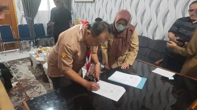 Para perwakilan kedua sekolah SMPN di Garut, para orang tua pelaku menandatangai bukti islah atau damai kasus aksi perundungan siswa SMPN di Garut. (Liputan6.com/Jayadi Supriadin)