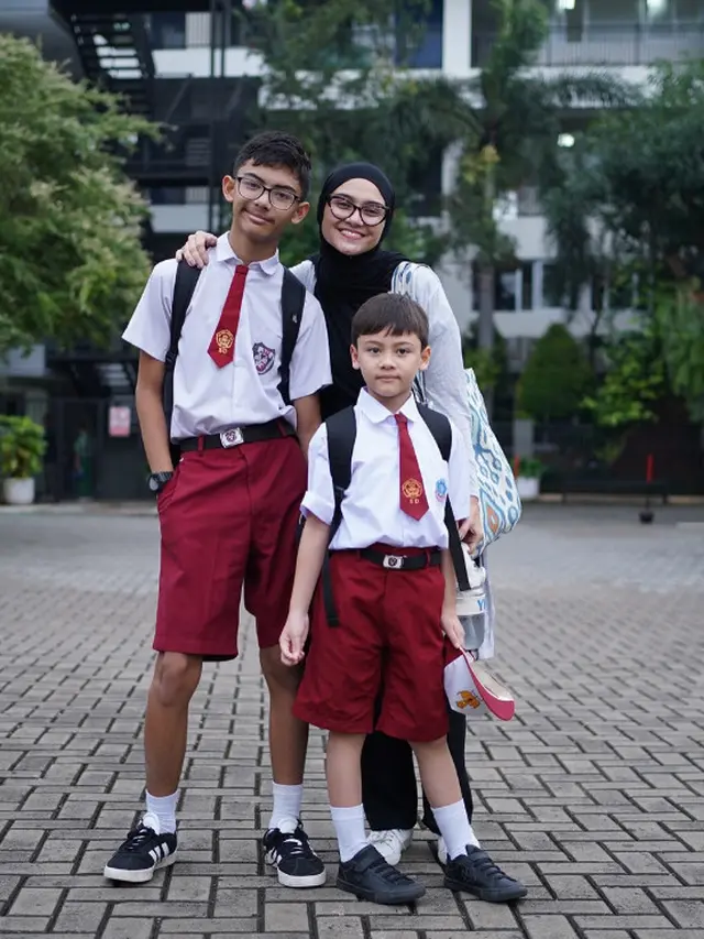 Gaya Zee Zee Shahab Antar Anak Sekolah di Hari Pertama Ajaran Baru