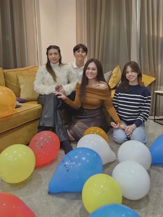 Dengan blouse off shoulder, Wulan Guritno hadirkan pesona gaya yang sempurna.  [Foto: Instagram/ Wulan Guritno]