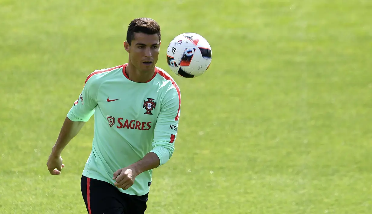 Pemain Portugal, Cristiano Ronaldo mengontrol bola saat berlatih pada sesi latihan sebelum melawan Prancis pada Ffinal Piala Eropa 2016 di Marcoussis, Paris selatan, (8/7/2016). (AFP/Francisco Leong)