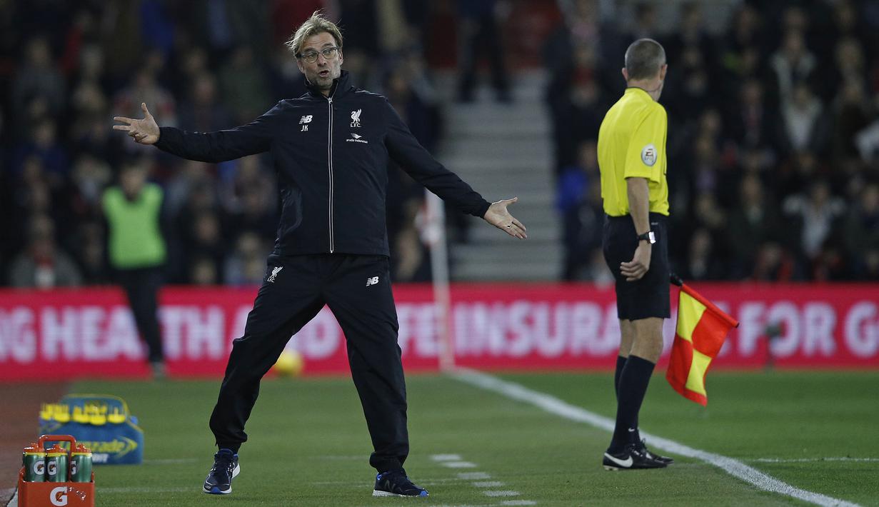 Jurgen Klopp memberikan instruksi seperti menari ke kiper Liverpool Adam Bogdan usai gol Pemain Soton, Sadio Mane pada laga Piala Liga Inggris di Stadion St. Mary's, Southampton, Kamis (3/12/2015) dini hari WIB. (AFP Photo/Adrian Dennis)