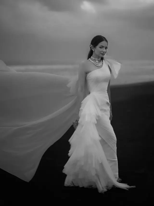 Pesona Enzy Storia dalam Balutan Gaun Pengantin Hian Tjen di Pinggir Pantai Bali