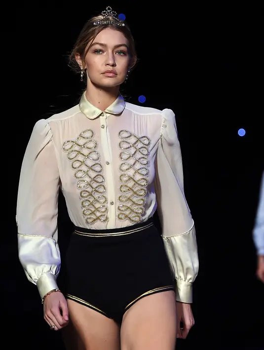 Kepiawaian Gigi Hadid dalam dunia model sudah terlihat sejak dirinya menginjak usia 2 tahun. Wajah polos dan cantiknya kala itu berhasil membius brand Guess untuk mendapuk menjadi model. (AFP/Bintang.com)