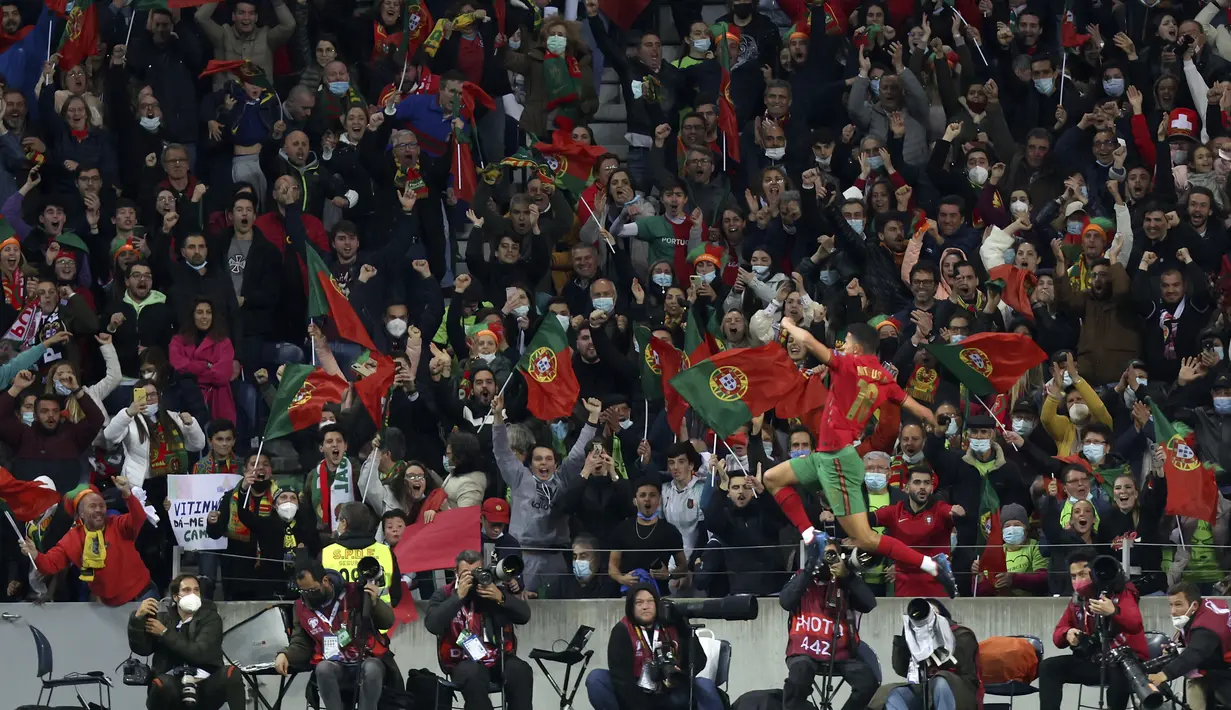 Gelandang Portugal, Matheus Nunes melakukan selebrasi usai mencetak gol ke gawang Turki pada pertandingan playoff Piala Dunia 2022 di stadion Dragao di Porto, Portugal, Jumat (25/3/2022). Portugal menang atas Turki 3-1. (AP Photo/Luis Vieira)