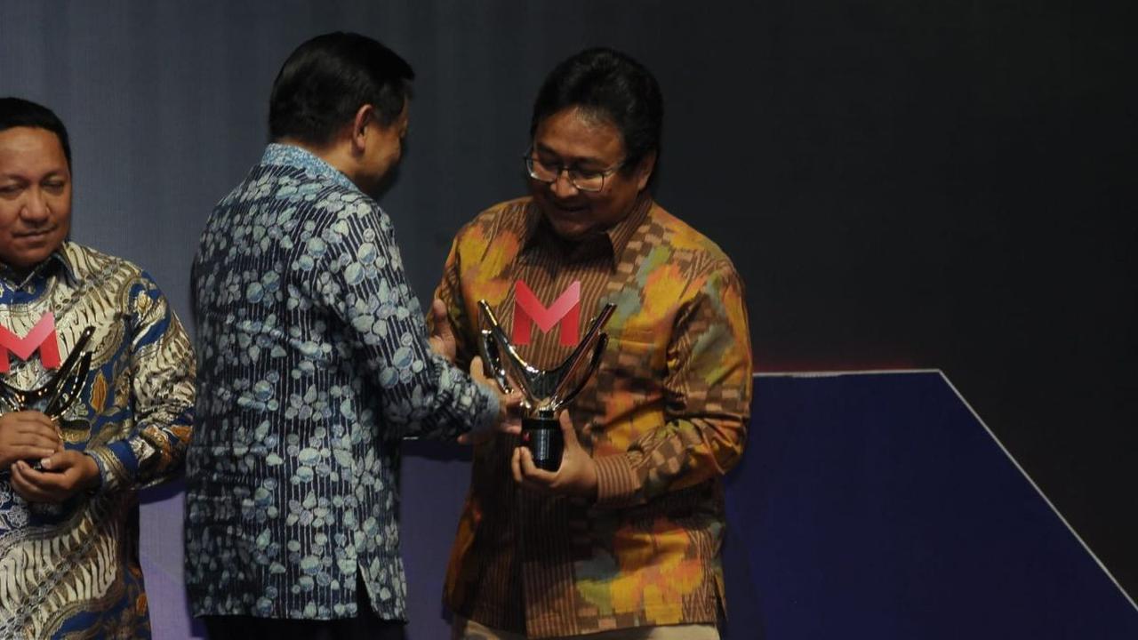 Bukan hanya itu, nasabah juga dapat secara leluasa memilih jenis kartu debit untuk setiap tabungan yang dimiliki, baik berupa kartu fisik, virtual, maupun keduanya.