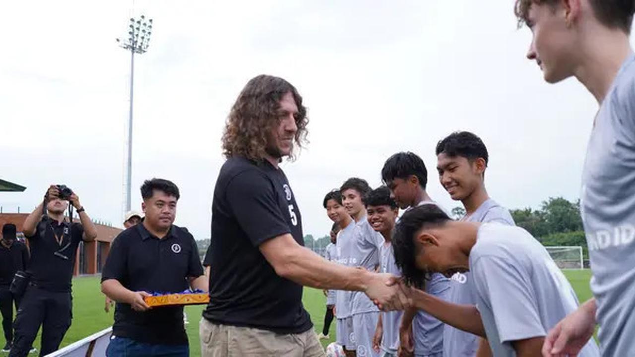 Momen Legenda Barcelona dan Timnas Spanyol, Carles Puyol saat Berkunjung ke Bali