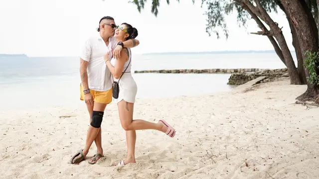 Potret Romantis Sharena dan Ryan Delon saat Liburan, Bak Pasangan Muda