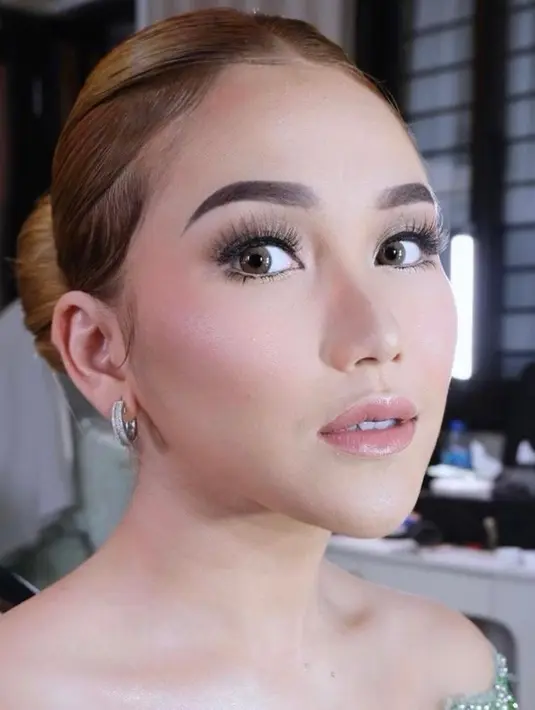 Wajah cantiknya terlihat semakin bersinar dengan pulasan makeup flawless yang dihiasi pulasan lipstik warna nude pink di bibirnya. (Instagram/kriznafahrezi).