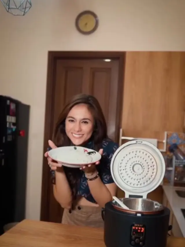 Wulan Guritno, Ayu Ting Ting, Sarwendah, hingga Gisel menggunakan merek rice cooker yang sama. (IST/Dok. Sekai)