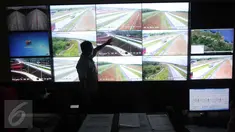 Petugas PT Lintas Marga Sedaya (LMS) memantau Traffic Monitoring Center (TMC) Tol Cikopo-Palimanan di Kantor Operasional LMS Subang, Jabar, Senin (14/12/2015). Sebanyak 24 CCTV tersebar di ruas tol Cipali sepanjang 116,75 Km. (Liputan6.com/Angga Yuniar)