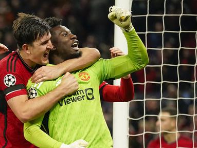 Bertanding masih dalam suasana duka akibat wafatnya salah satu legenda Manchester United, Bobby Charlton, MU berhasil memetik kemenangan krusial saat menjamu FC Copenhagen pada laga matchday ketiga Grup A Liga Champions 2023/2024 di Old Trafford Stadium, Rabu (25/10/2023) dini hari WIB. Kemenangan tersebut menjadi lebih spesial karena ditentukan lewat aksi dua pemain yang sebelumnya selalu menjadi titik lemah dan sering dikambinghitamkan, siapa lagi kalau bukan Andre Onana dan Harry Maguire. Harry Maguire mencetak gol tunggal pada menit ke-72, sementara Andre Onana berhasil mementahkan eksekusi penalti lawan pada masa injury time babak kedua. (AP Photo/Dave Thompson)