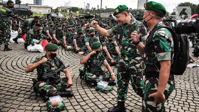 FOTO: Jenderal Dudung Tinjau Kesiapan Pasukan Usai Apel di Monas