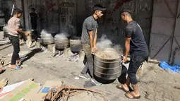 Israel mengumumkan pihaknya memblokade total Jalur Gaza untuk memerangi kelompok bersenjata Hamas pada Senin pekan lalu. (MAHMUD HAMS / AFP)