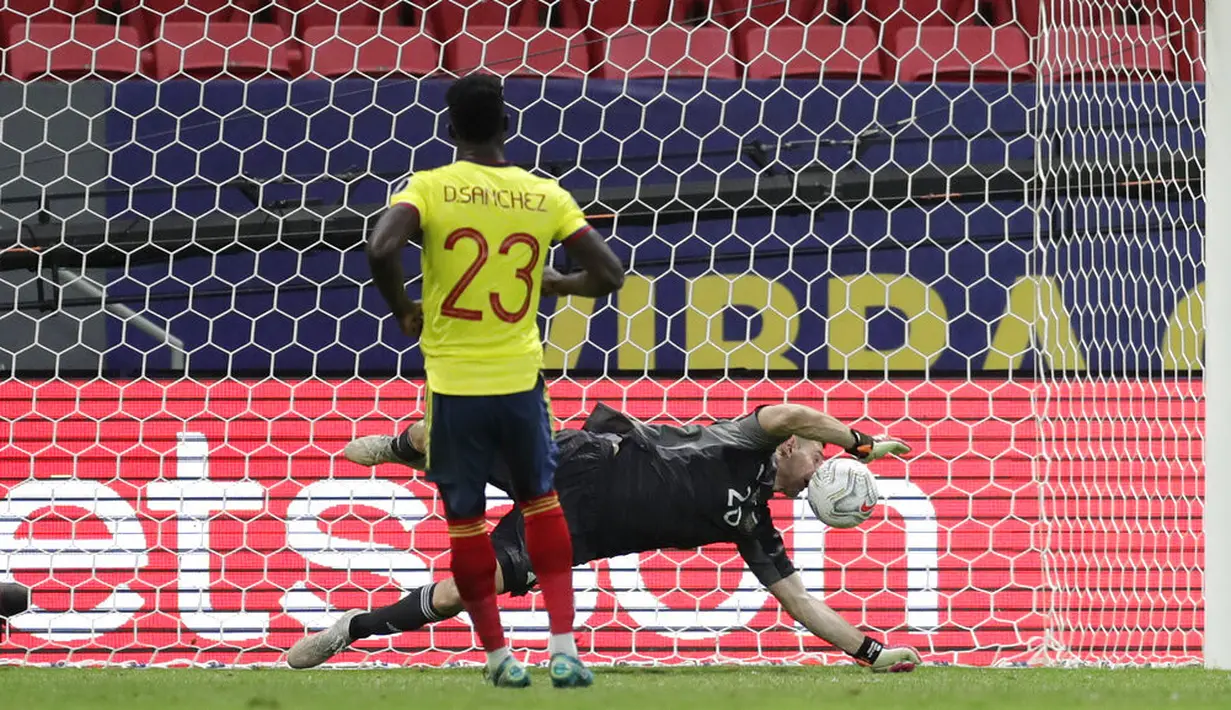 Kiper timnas Argentina, Emiliano Martinez memblok tendangan penalti bek Kolombia, Davinson Sanchez pada laga semifinal Copa America 2021 di Estadio Nacional Brasilia, Rabu (7/7/2021).  Argentina lolos ke final usai menang 3-2 atas Kolombia lewat adu penalti. (AP Photo/Eraldo Peres)