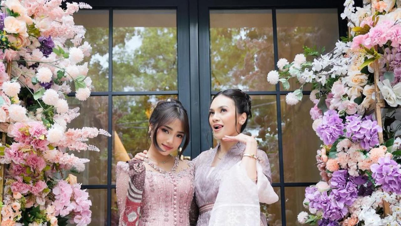 Gaya Elegan Fuji di Acara Tunangan Frans Faisal dan Indah, Kebaya Ungu Jadi Sorotan