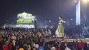 Andien benar-benar jatuh hati dengan sambutan penonton malam itu. Ibu dua anak ini mengunggah 10 foto yang menampilkan panggung tempat ia berdiri dikepung penonton. “Ini nyanyiku di suhu paling dingin seumur hidup Tapi ini adalah 3 derajat Celsius yang paling hangat karena kalian!” tulis Andien bersama koleksi foto dramatisnya. Merinding. (Foto: Dok. Instagram @andienaisyah)