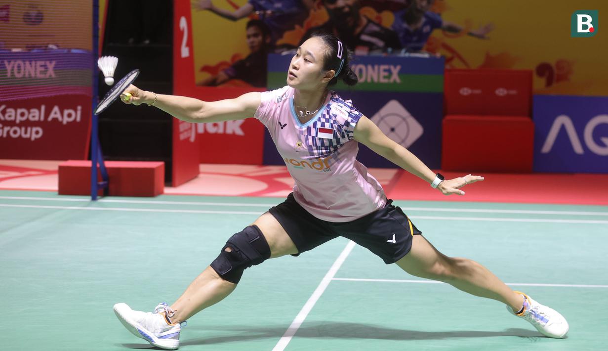 Ganda campuran Indonesia, Lisa Ayu Kusumawati, saat melawan wakil Inggris, Inggris, Gregory Mairs/Jenny Mairs pada babak 16 besar Indonesia Masters 2025 di Istora Senayan, Jakarta, Kamis (23/1/2025). (Bola.com/M Iqbal Ichsan)