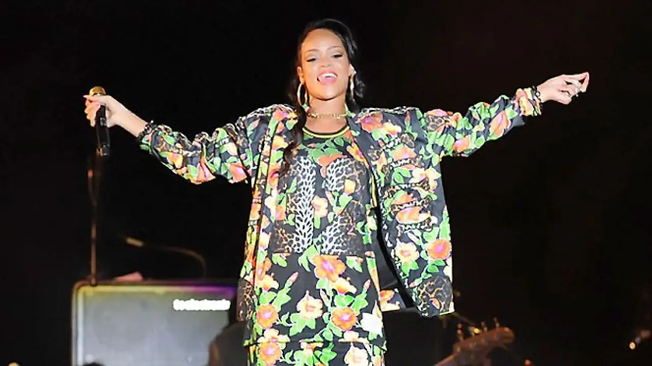 rihanna-131028c.jpg